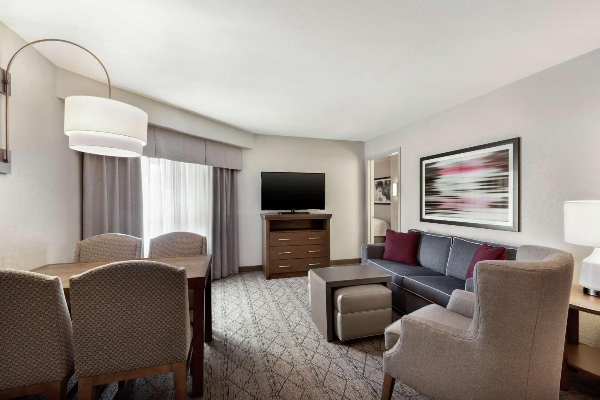 Hotel Homewood By Hilton Airport
